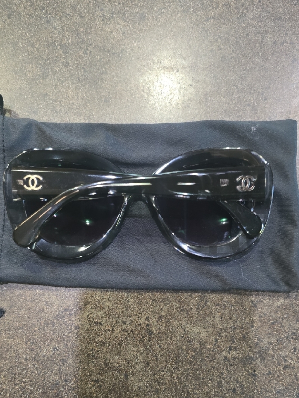 CHANEL Oversized Round Sunglasses in Black Tortoise. - Picture 2 of 4
